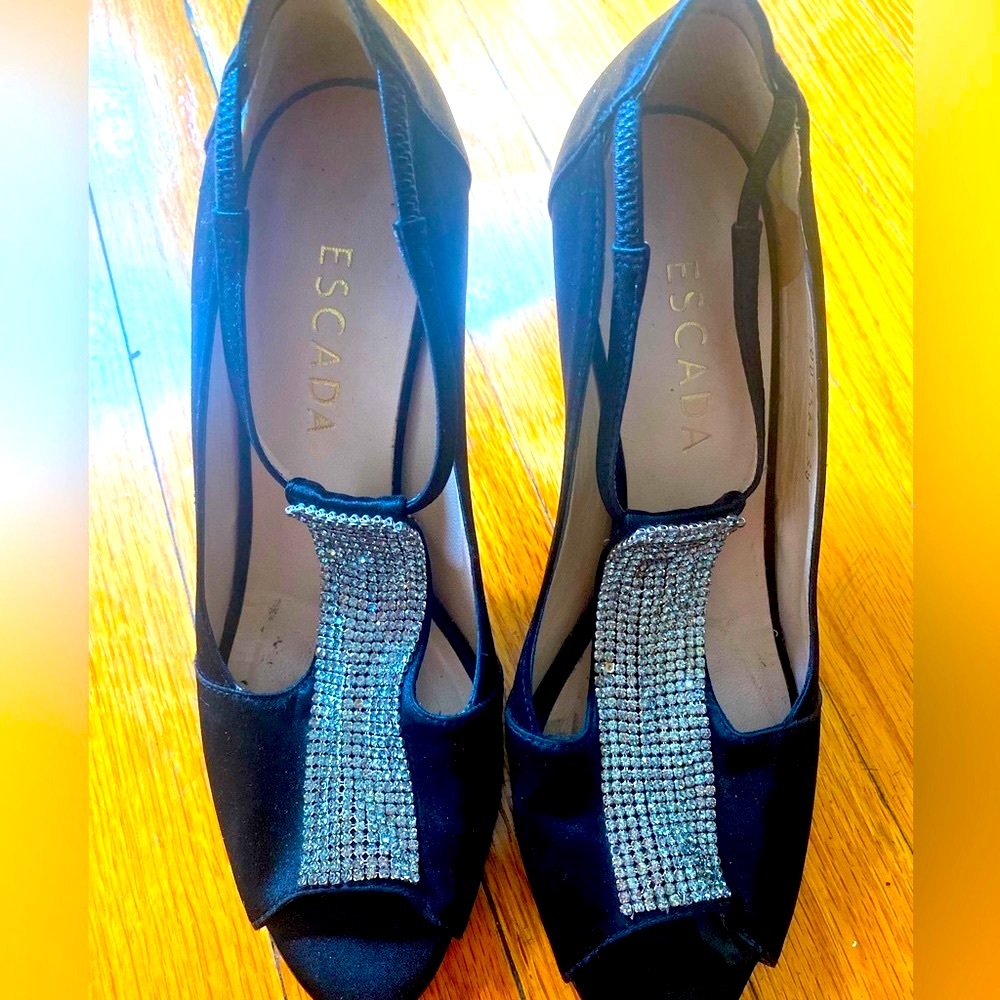 ESCADA pump with sequins